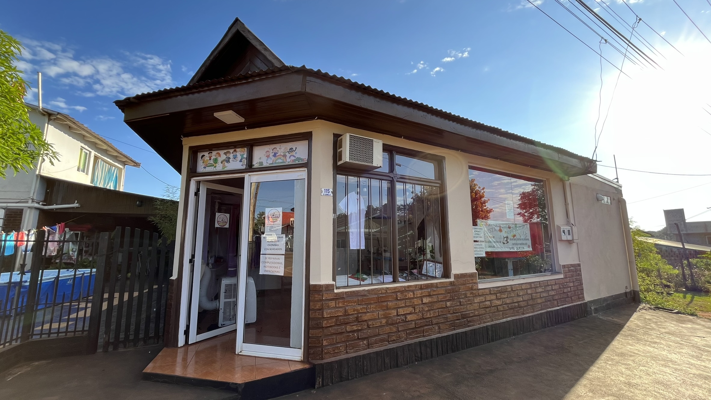 Propiedad en esquina en venta con casa local y dos departamentos